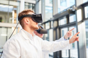 Forscher trainieren mit der VR Brille in 3D Realität