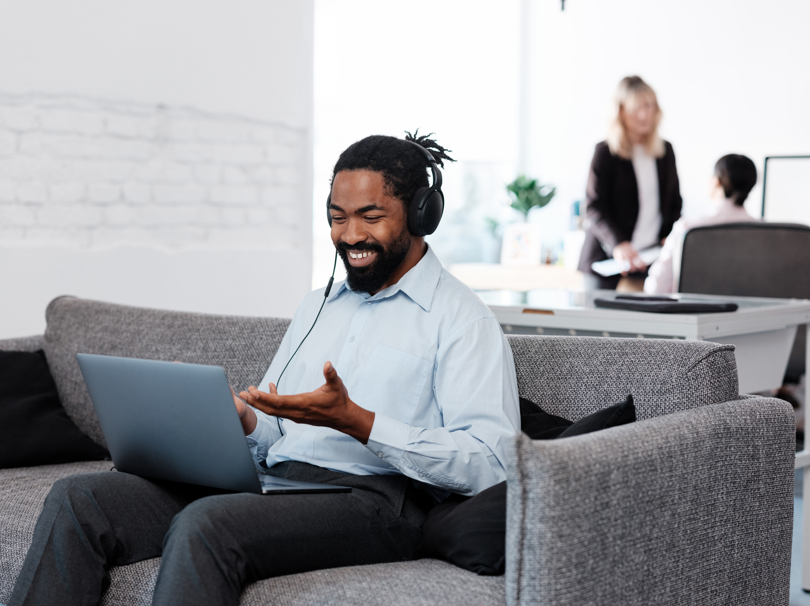 Corporate professional attending an intensive online English session with ELAM LAD Intense program